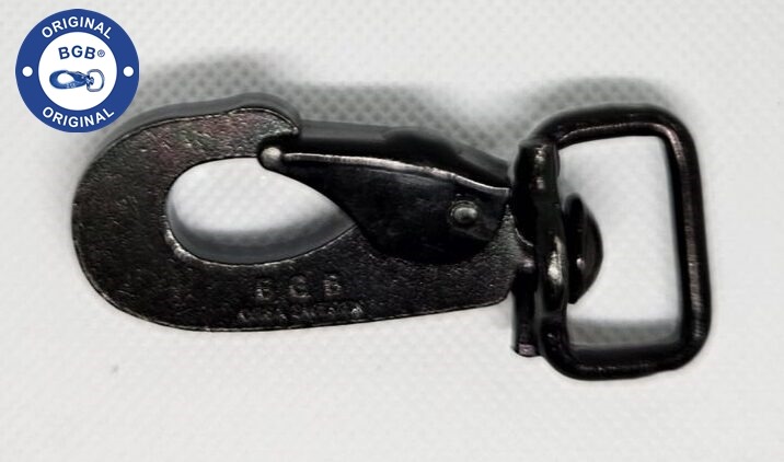 Närbild av en svart karbinhake i metall med med swivel och texten ”BGB Orsa Sweden” präglad på den. En "Original BGB"-logotyp är synlig i hörnet.