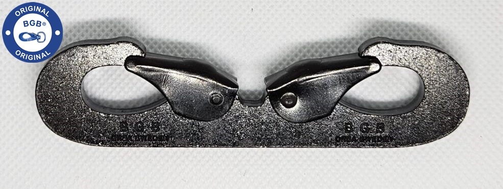 Närbild av en svart dubbel karbinhake i metall med texten ”BGB Orsa Sweden” präglad på den. En "Original BGB"-logotyp är synlig i hörnet.