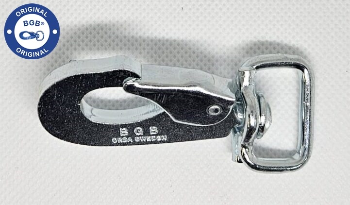 Närbild av en blank karbinhake i metall med vridfäste och texten ”BGB Orsa Sweden” präglad på den. En "Original BGB"-logotyp är synlig i hörnet.