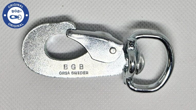 Närbild av en blank karbinhake i metall med swivel och texten ”BGB Orsa Sweden” präglad på den. En "Original BGB"-logotyp är synlig i hörnet.