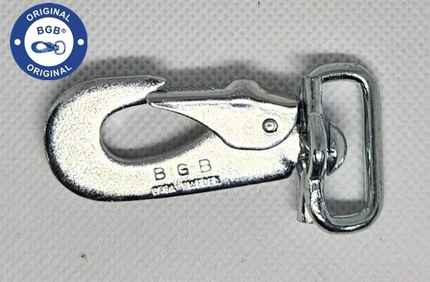 Närbild av en blank karbinhake i metall med rektangulär swivel och texten ”BGB Orsa Sweden” präglad på den. En "Original BGB"-logotyp är synlig i hörnet.