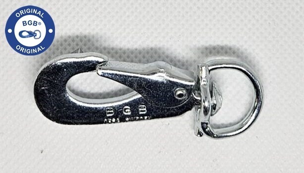 Närbild av en blank karbinhake i metall med swivel och texten ”BGB Orsa Sweden” präglad på den. En "Original BGB"-logotyp är synlig i hörnet.