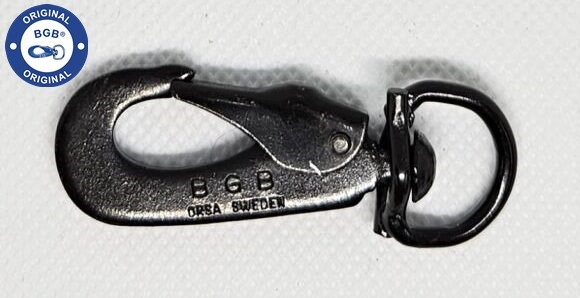 Närbild av en svart karbinhake i metall med swivel och texten ”BGB Orsa Sweden” präglad på den. En "Original BGB"-logotyp är synlig i hörnet.